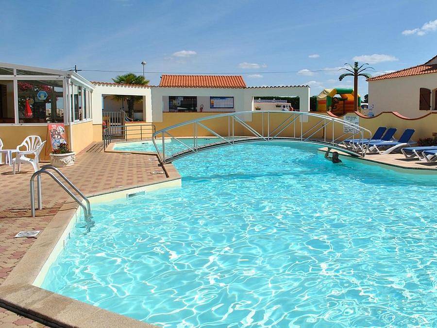 Camping La Bolée d'Air - Mobilhome 6 personnes - Comfort | 2 Ch. | 4/6 Pers. | Terrasse surélevée | Clim. | Tv in Saint-Vincent-sur-Jard, Vendée