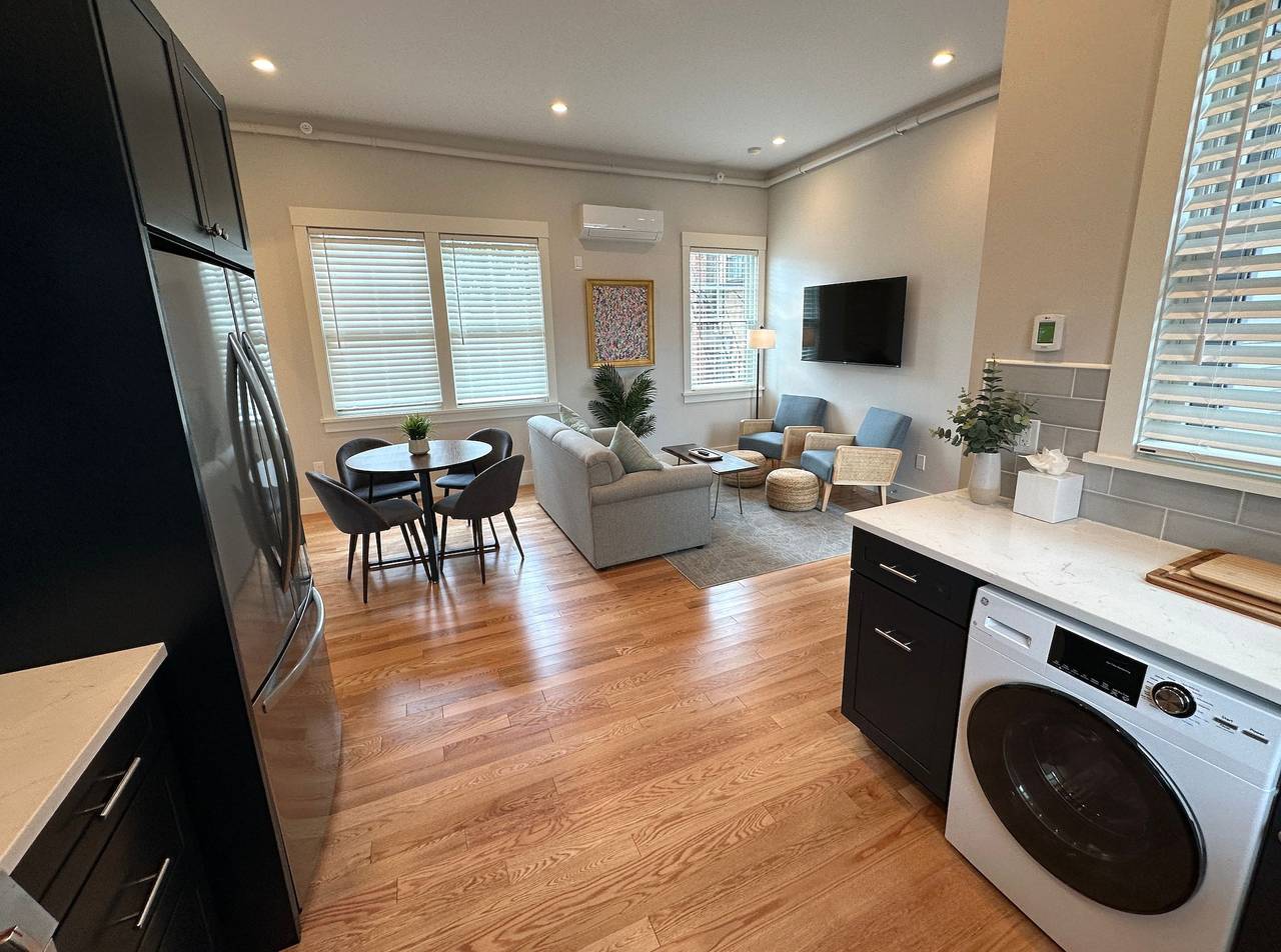Ganze Wohnung, Brand New Construction! 2 Bed/1 Bath/Private Deck in Newport, Newport County