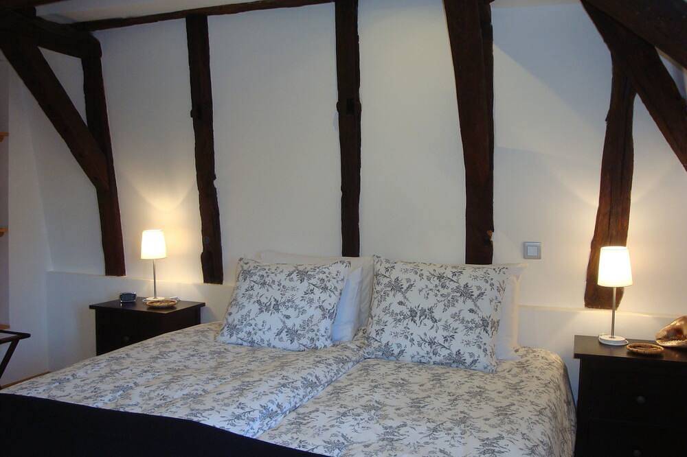 Appartement entier, La Charente, charmante apt. situé au centre village médiéval et marcher jusqu'à la rivière in Beaulieu-sur-Dordogne, Région de Brive-la-Gaillarde