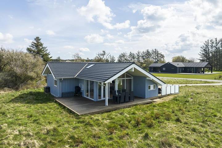 Ferienhaus für 6 Personen, mit Balkon/Terrasse und Whirlpool sowie Terrasse in Skallerup Klit