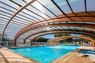 Camping pour 4 personnes, avec piscine et terrasse, animaux acceptés dans Périgord Noir