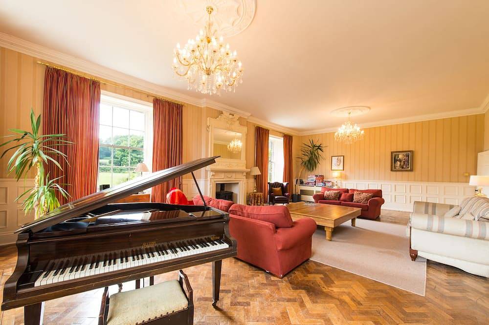 17th Century, Grade Ii* listed with Country and Sea Views, optional hot tub in North Yorkshire