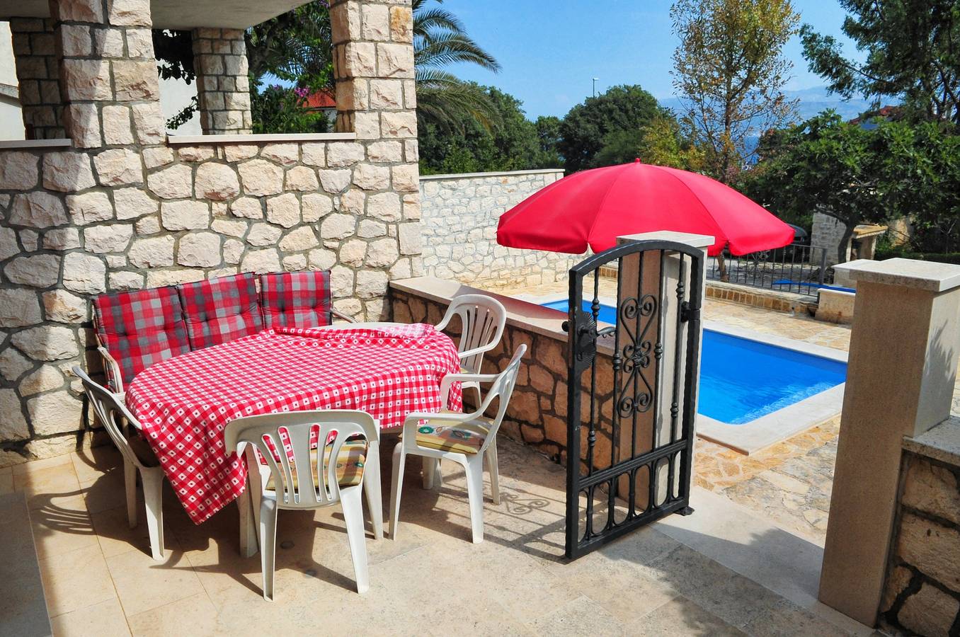 Ganze Wohnung, 3-Zimmer-Ferienwohnung mit Terrasse und Meerblick Supetar, Brac A-11360-a in Supetar, Brac