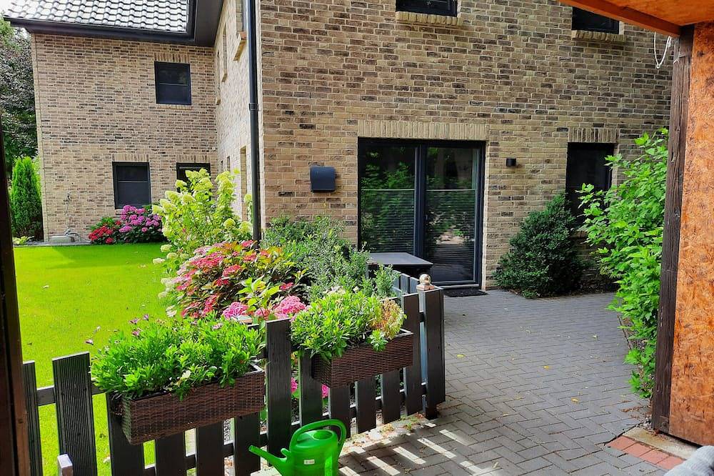 Ganze Wohnung, Schickes Ferienhaus, eingebettet in die schöne Schleilandschaft, ausgestattet mit: einer gepflegten Gartenanlage mit Spielmöglichkeiten und überdachter Grill- und Raucherecke, extrabreiten Türen (98cm), Fliegengitter und Plissees an allen Fens... in Taarstedt, Grünes Binnenland