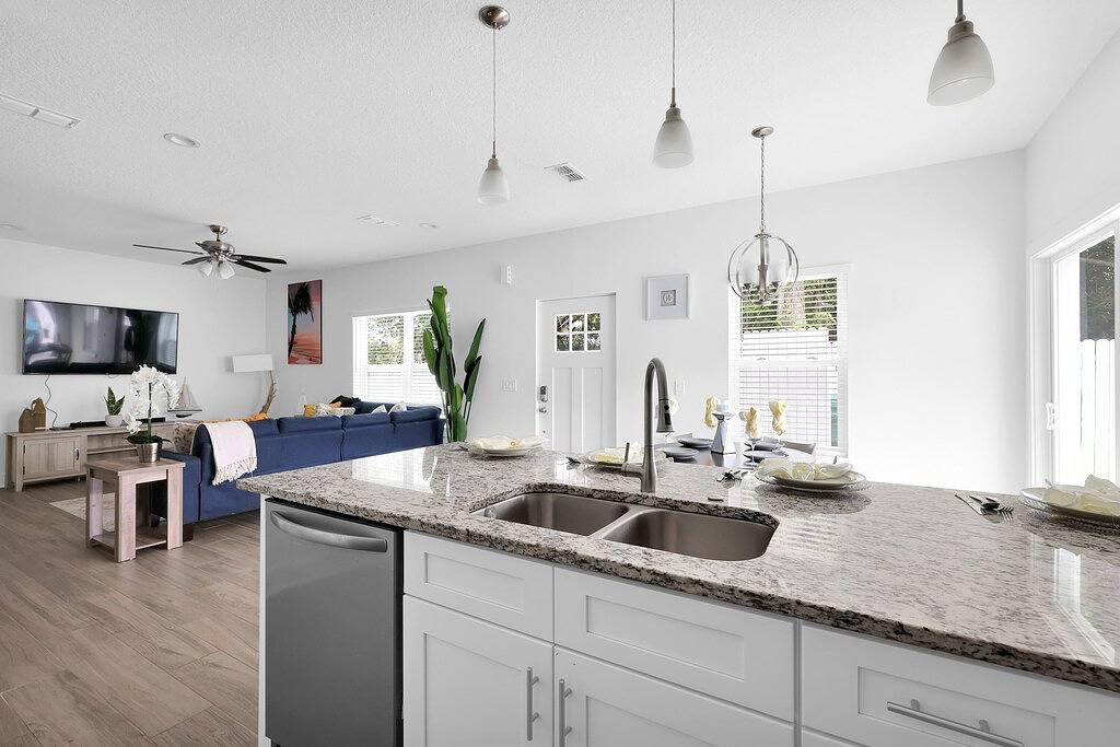 ⭐ Hot Tub + Fire Pit + Bikes - 5 Min to Beach - King Bed + Ev charger 🏝️ in Jacksonville Beach, Duval County