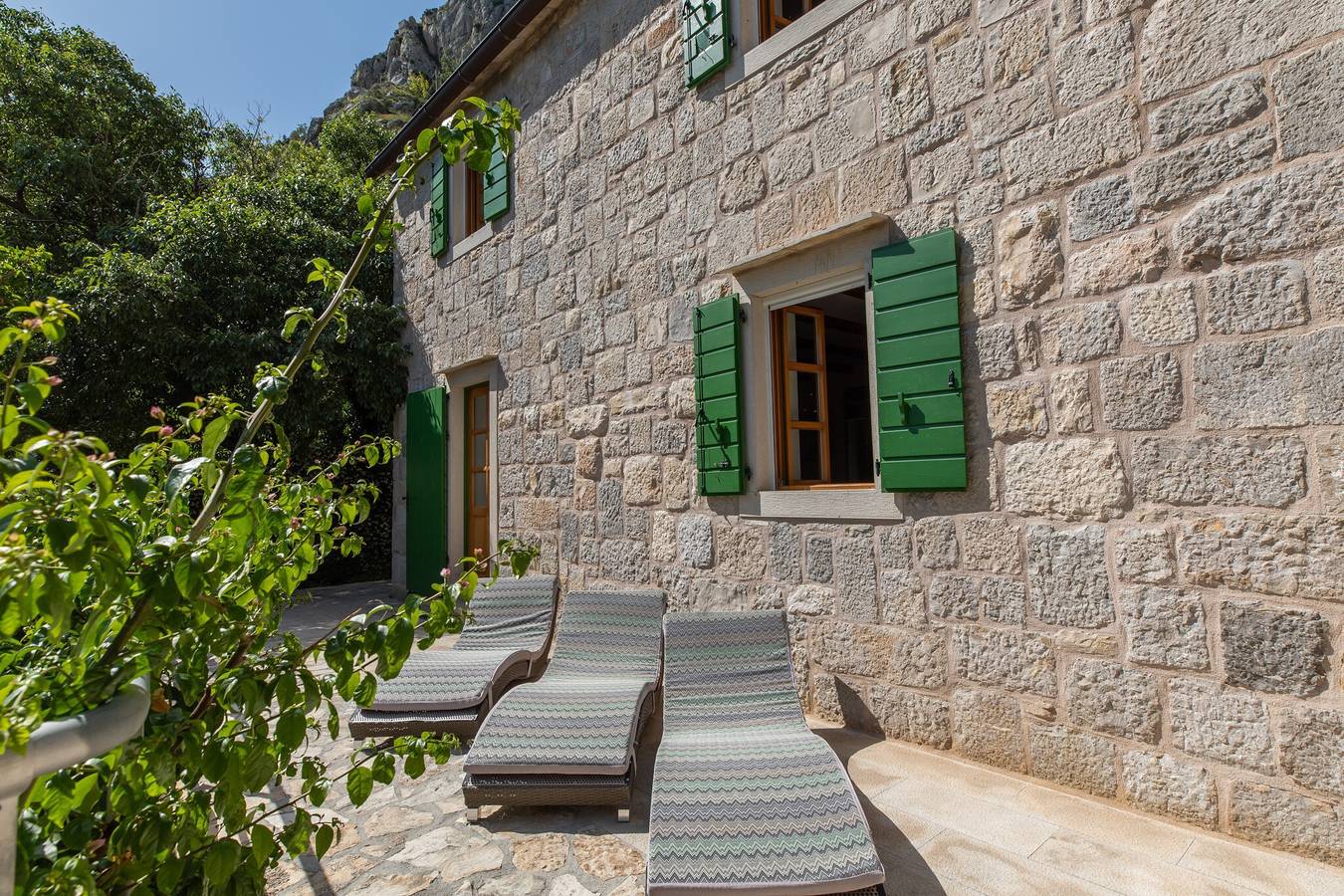 Hel leilighet, Guest House 'Villa Bugenvilija - Pet Friendly' with Private Pool, Wi-Fi and Air Conditioning in Omis, Omiš-Riviera