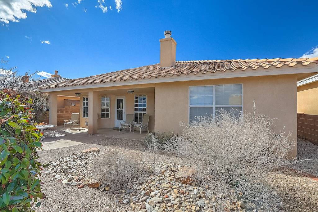 Stadtlichter bei Nacht und Berge in Corrales, Sandoval County