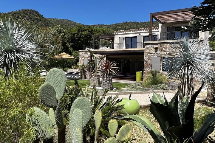 Herrliche Aussicht Villa Meer, den Pool, 300 m vom Strand, Bootsmotor 12m, in Rayol-Canadel-sur-Mer, Parc national Port-Cros