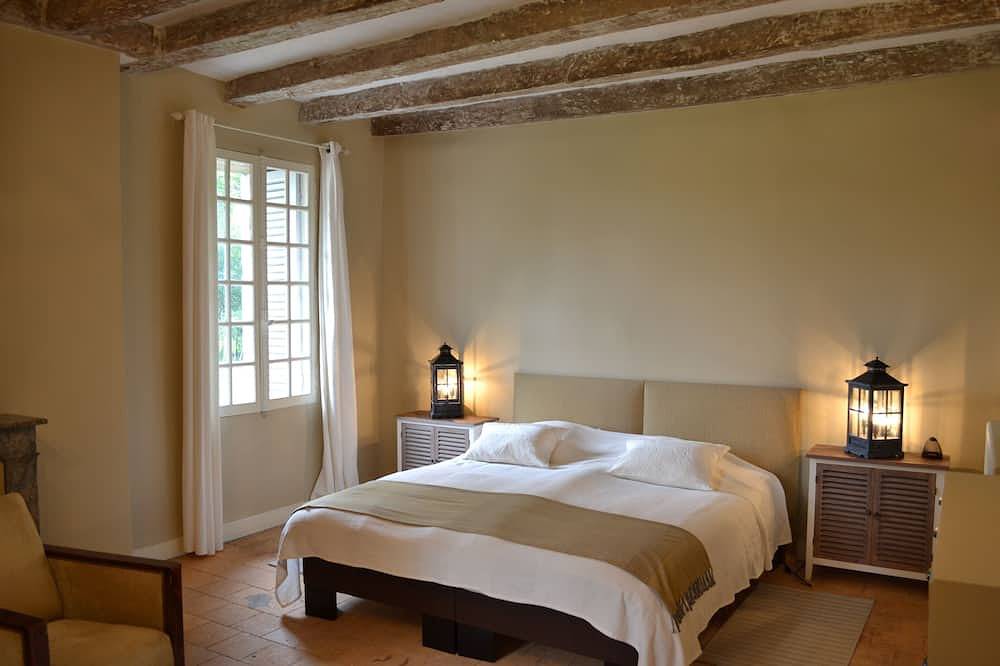 Manoir avec piscine à 15km de Tours, dans un domaine boisé in Monts, Région de Tours