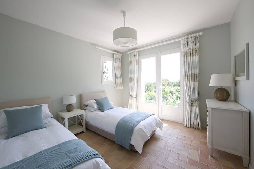 Beautiful villa in gated Domaine in French Riviera, stunning views, heated pool in Biot, Region de Cannes