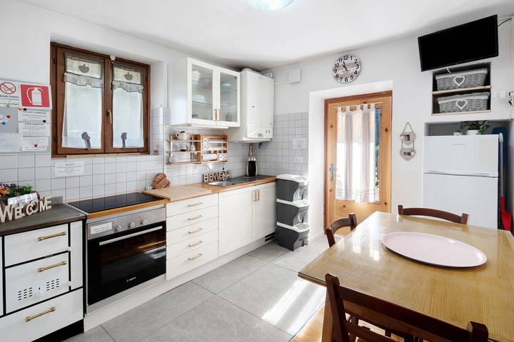Entire apartment, Apartment 'Ciasa De Lucky' with Mountain View, Private Terrace and Wi-Fi in Forno, Moena