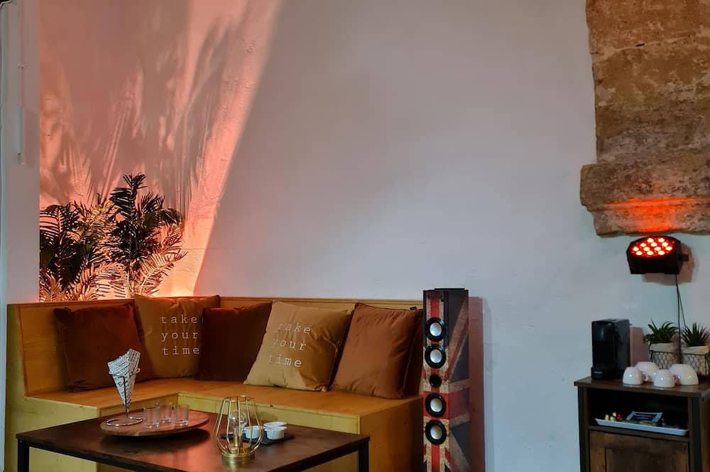 70m2 apartment with private jacuzzi 400m from the Chateau de l'Emperi in Salon-de-Provence, Region de Aix-en-Provence