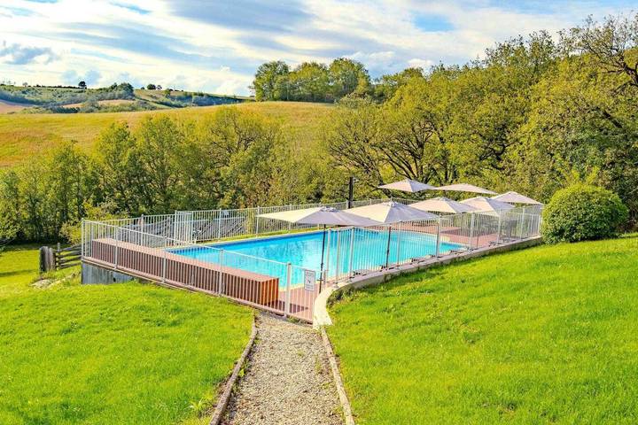 Gîte pour 6 personnes, avec Terrasse ainsi que Jardin et Piscine à Puycalvel