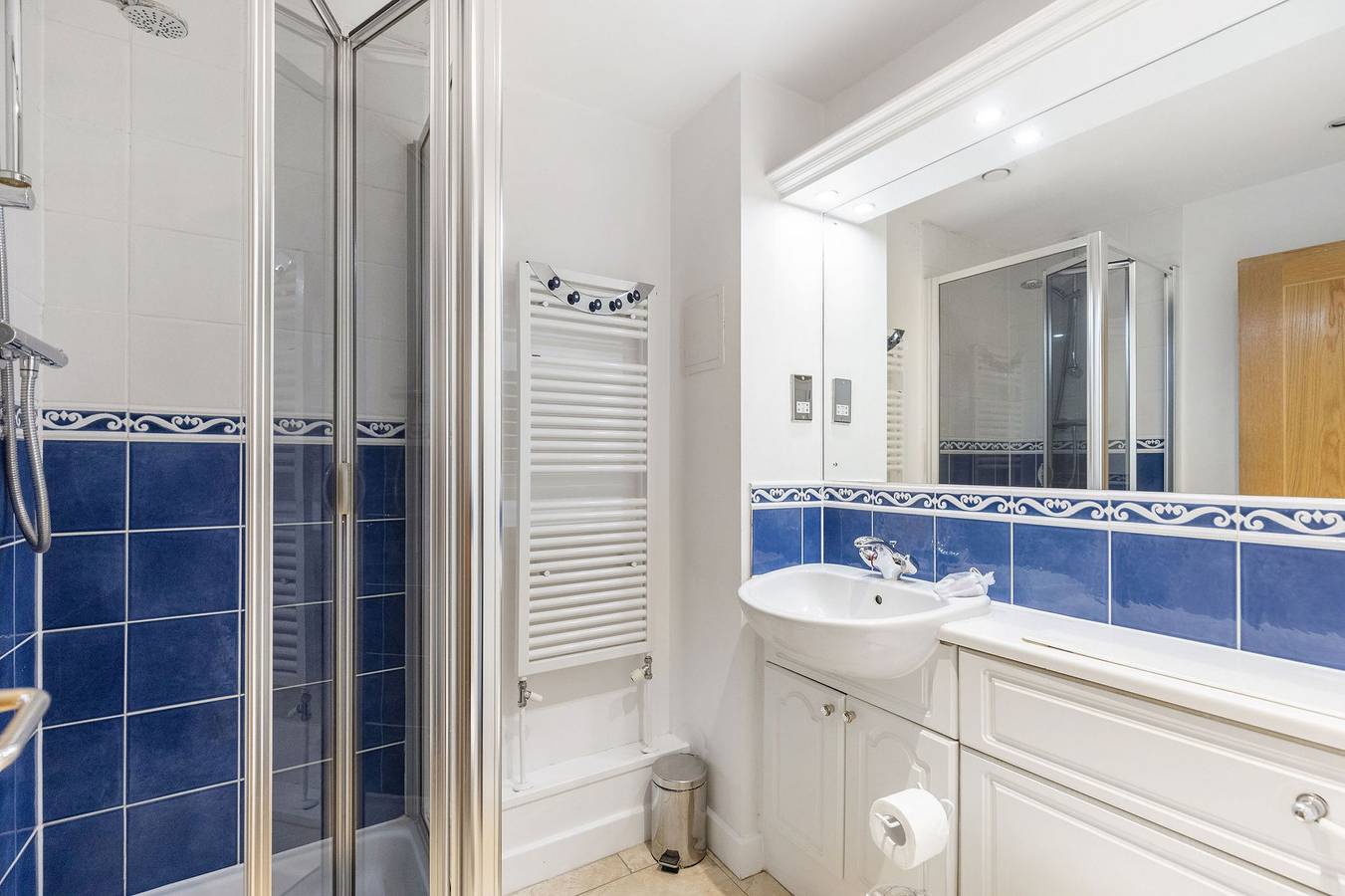 Entire apartment, Guestready - Cosy ensuite room with balcony in Downtown, London