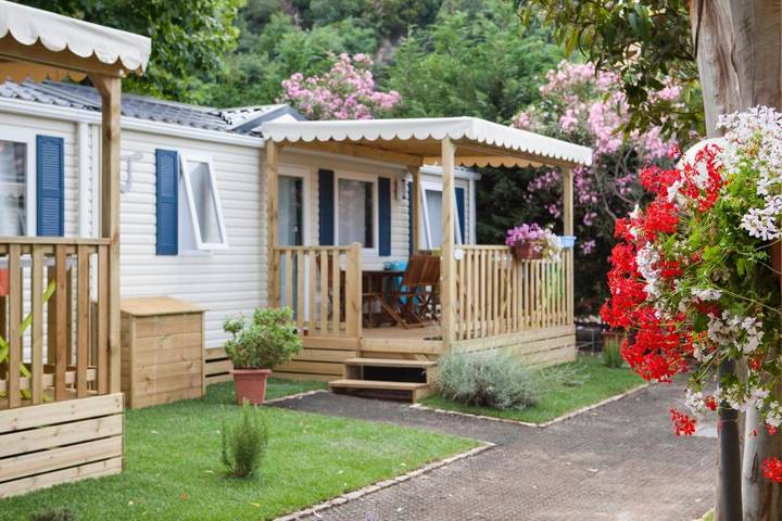 Bungalow per 4 persone, con Terrazza e Giardino nonché Piscina per bambini a Albenga