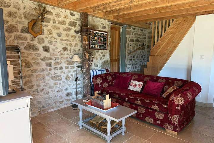 Fully renovated former barn 10 minutes from Lac de Vassivière. in Nedde, Limoges und Umgebung