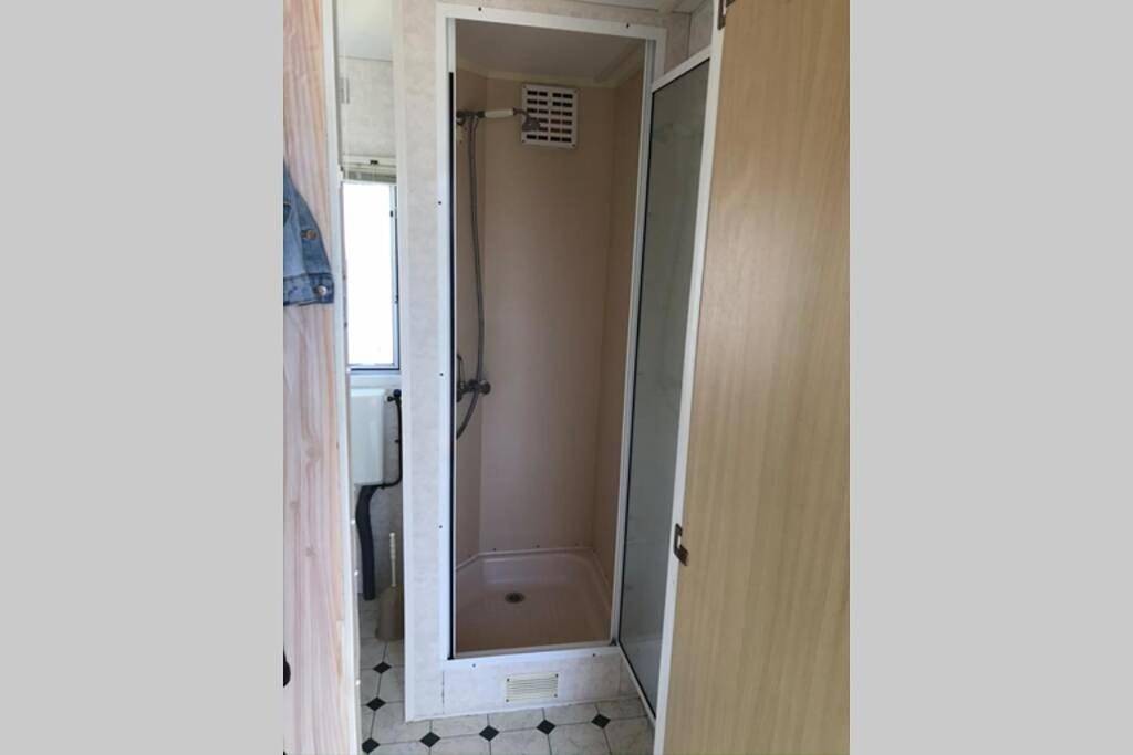Ganze Wohnung, Knusse caravan camping Duinoord 300m van strand in Nes, Westfriesische Inseln