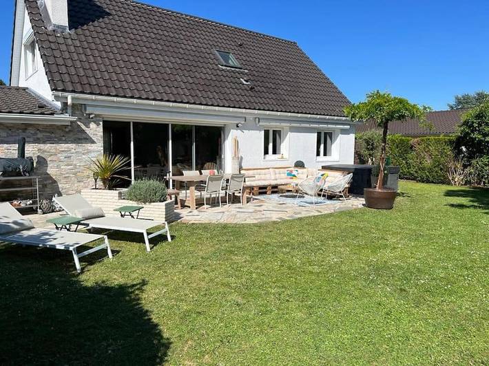 Location de vacances pour 8 personnes, avec jardin ainsi que jacuzzi et terrasse à Lésigny
