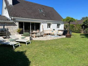 Location de vacances pour 8 personnes, avec terrasse ainsi que jacuzzi et jardin à Lésigny
