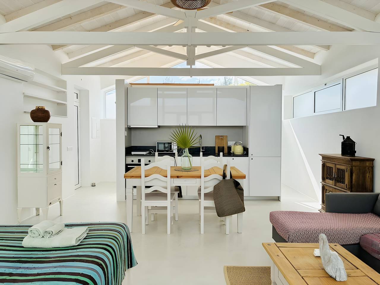 Hel enrumslägenhet, Bright Elegant Algarve Cottage with Natural Pond in Moncarapacho, Parque Natural da Ria Formosa