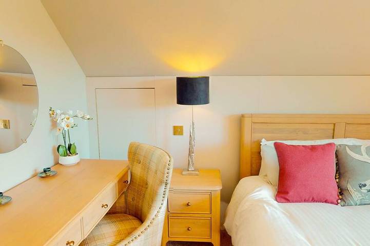 Red Squirrel Lodge - hot tub in Cairngorms in Boat of Garten, Highlands