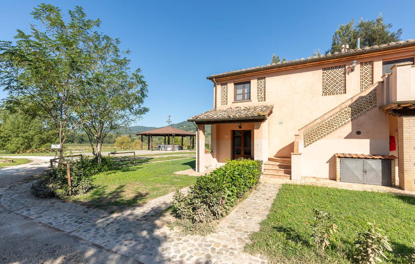Apartamento vacacional entero, Apartamento con vistas al lago, piscina y aire acondicionado, a 2,5 km de Umbertide in Montone (Italia), Valtiberina