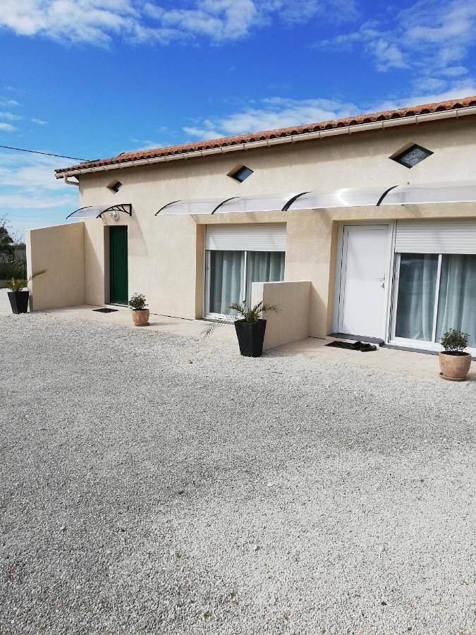 Location de vacances pour 4 personnes, avec vue et jardin à Jau-Dignac-et-Loirac - 4