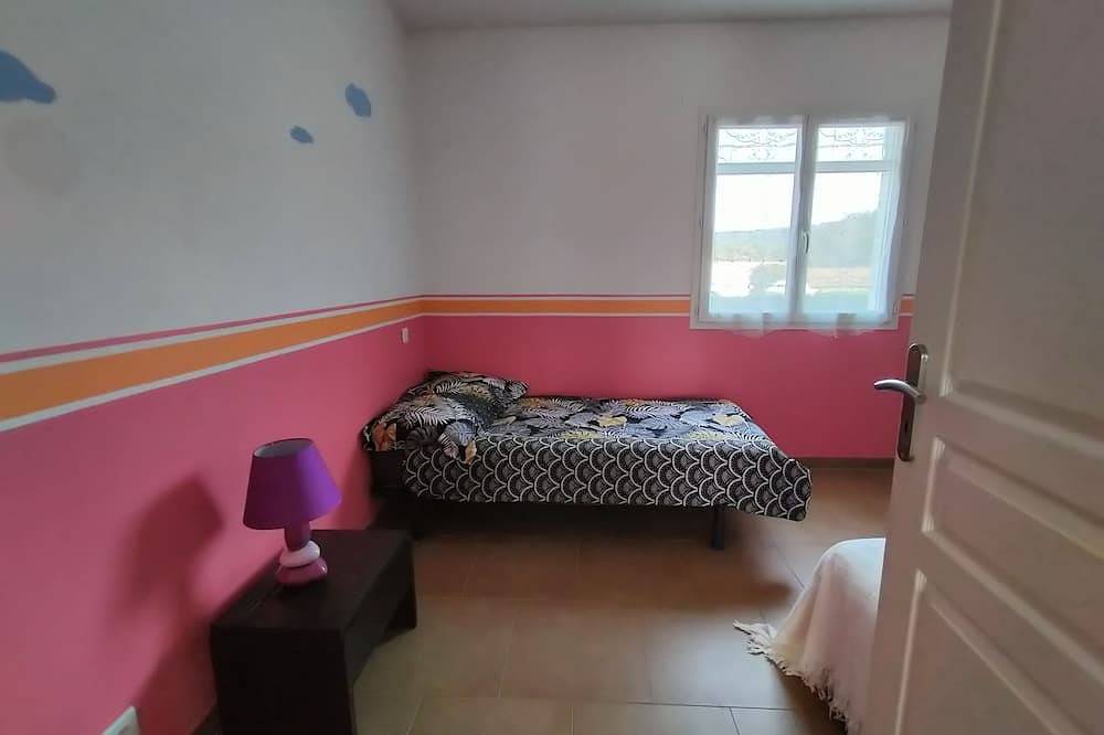 Soleil single-storey villa with 8/4 saltwater swimming pool, secure, fenced garden in Lagorce, Ardèche