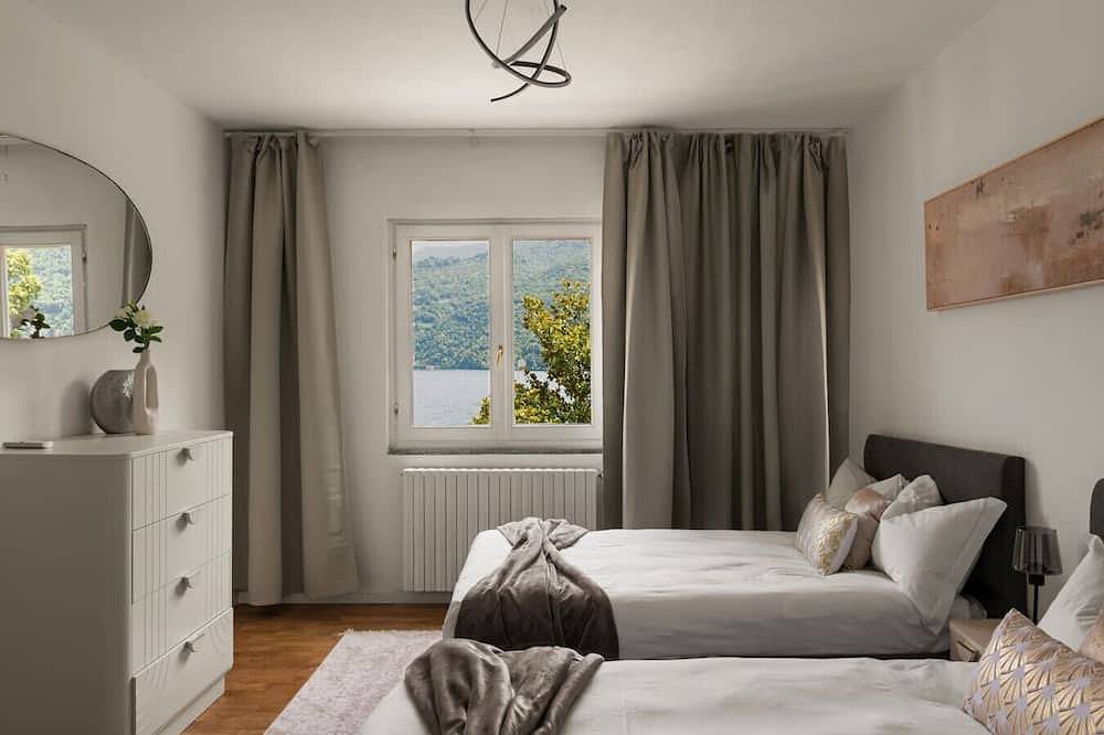 The Como Lakeview Townhouse in Carate Urio, Comosøen