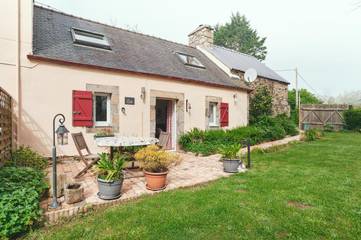 Gîte pour 4 personnes, avec vue et jardin, animaux acceptés à Plougoulm