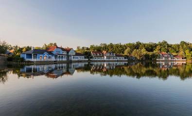 Parc de vacances pour 4 personnes, avec piscine et jardin ainsi que sauna et jacuzzi à Chamouille