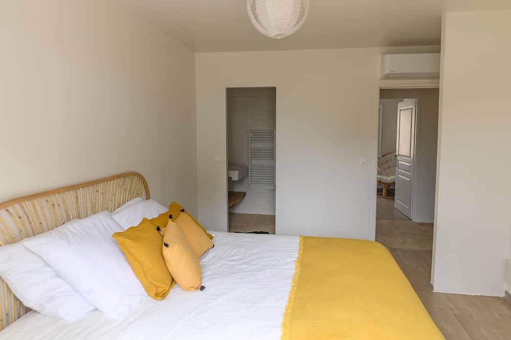 Agréable Maison Contemporaine Avec Piscine in Vaugines, Regionaler Naturpark Luberon