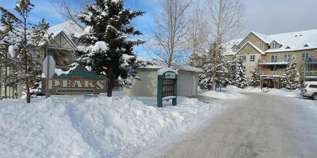 Ganze Wohnung, Blick auf die Berge, 1500 sqft 3 Br Penthouse Condo, Schlafmöglichkeiten für 8, mit Außenpool in Radium Hot Springs, Kootenay-Nationalpark