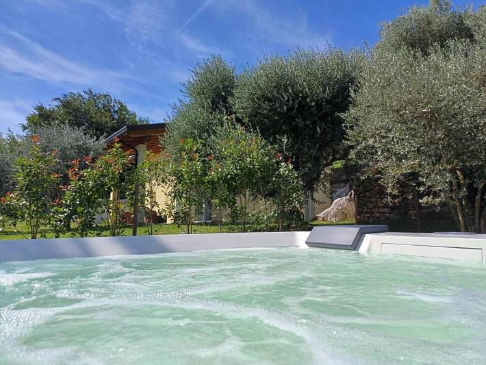 Casa vacanza per 4 persone, con Terrazza e Idromassaggio nonché Giardino e Piscina a Caprino Veronese
