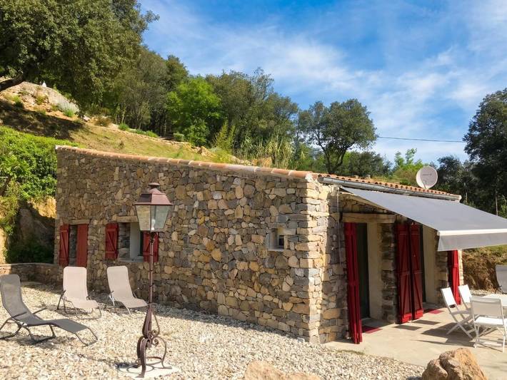 Location de vacances pour 12 personnes, avec Terrasse ainsi que Jardin et Piscine à Saint-Julien-de-la-Nef
