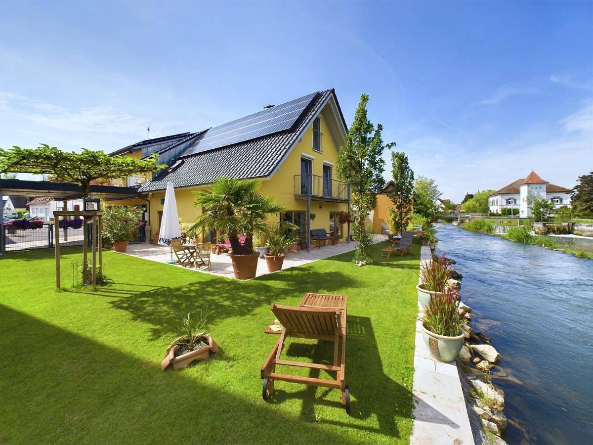 Ganze Wohnung, Ferienwohnung, 2 Zimmer, 4 bis 6 Personen, 67 qm, mit großem Balkon, entlang am Fluss, an der Aach, am Bodensee, nah am Naturschutzgebiet in Singen, Hegau