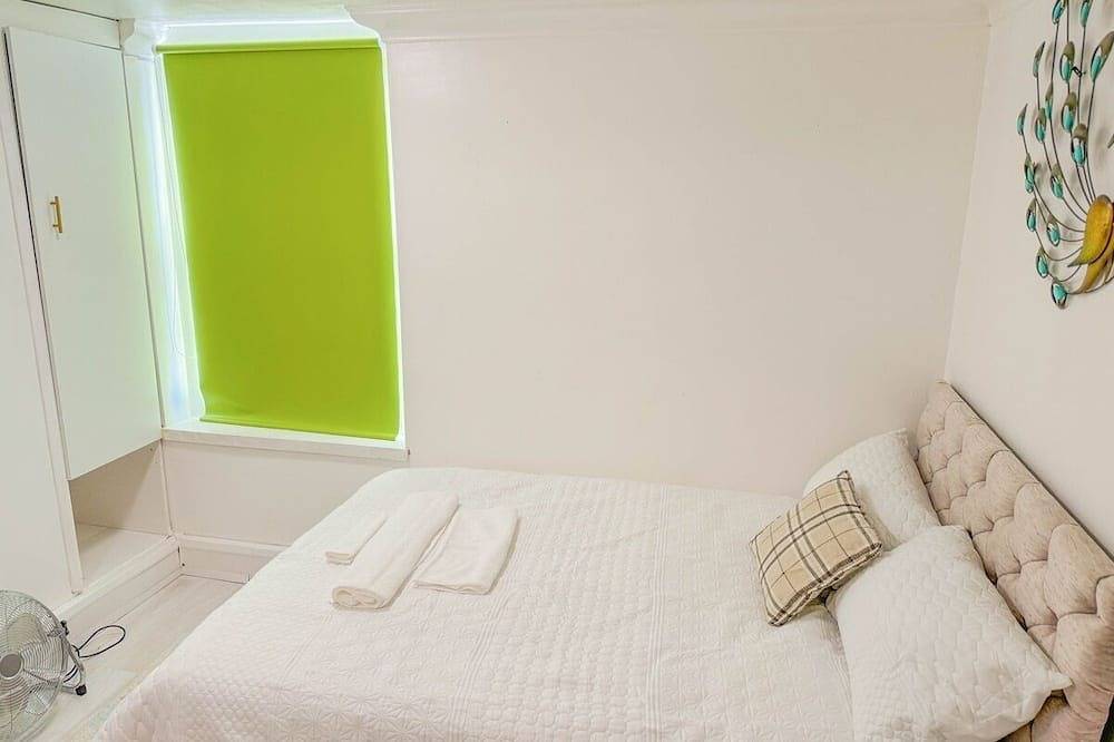 Entire apartment, Ensuite Flat in Solihull Town in Solihull, Birmingham Area