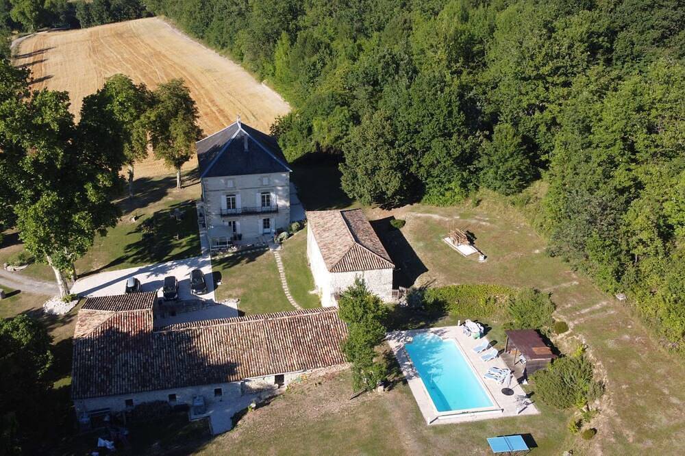 Ein friedliches Steinhaus mit Blick auf das atemberaubende Bergdorf Roquecor in Roquecor, Quercy