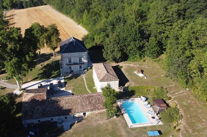 Location de vacances pour 4 personnes, avec jardin à Roquecor
