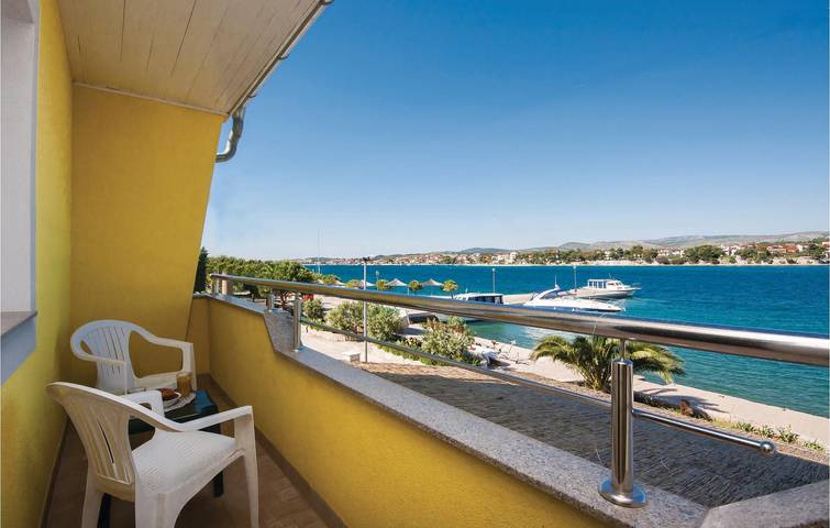 Ganze Ferienwohnung, Charmantes Apartment, 1,5 km vom Strand entfernt: Gemütliches Apartment mit Terrasse und WLAN in Spongiola, Krapanj (Kroatische Adria)