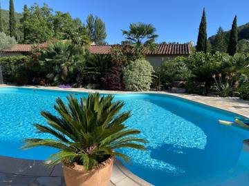 Chambre d’hôte pour 2 personnes, avec jardin et piscine à Solliès-Toucas