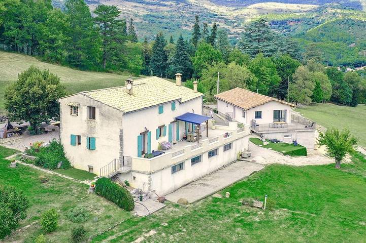 Location de vacances pour 10 personnes, avec jardin à Noyers-sur-Jabron