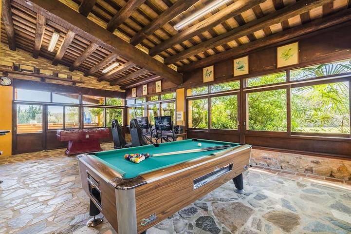 10 Habitaciones|33personas|Pista de Tennis, Campo de Fútbol, BBQ|45min de Bcn in Sils, Provincia de Gerona