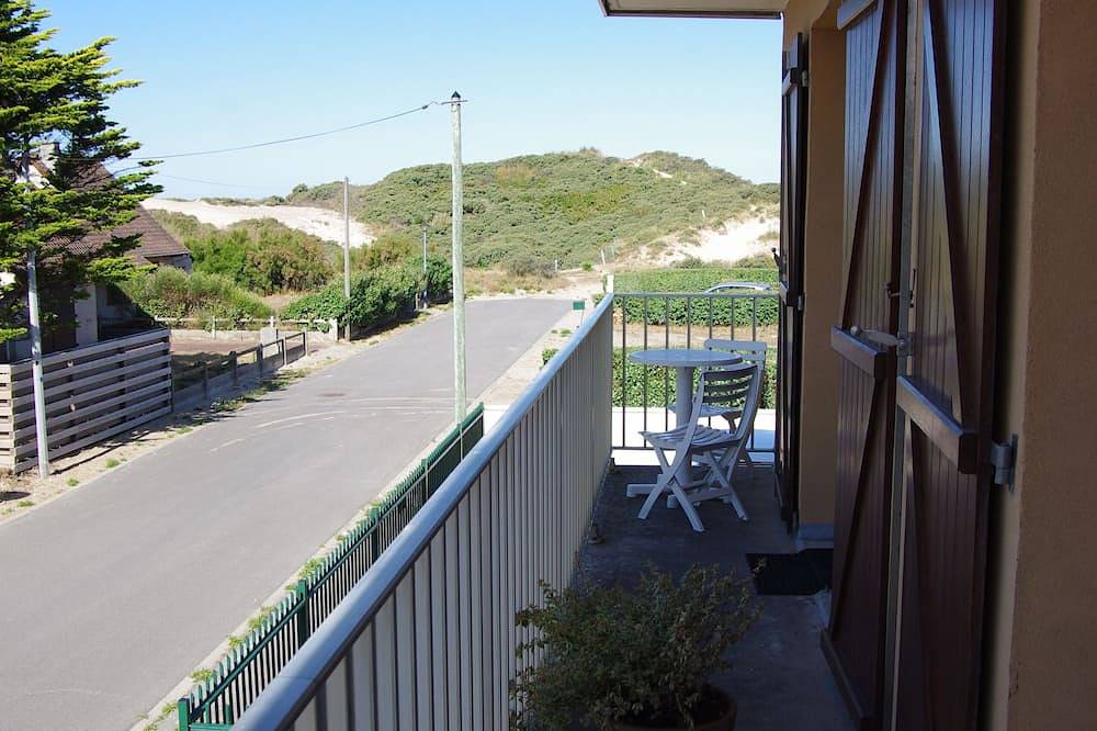 Entire apartment, At the foot of the dunes, tastefully renovated apartment for 2 people in Sainte Cécile Plage, Camiers