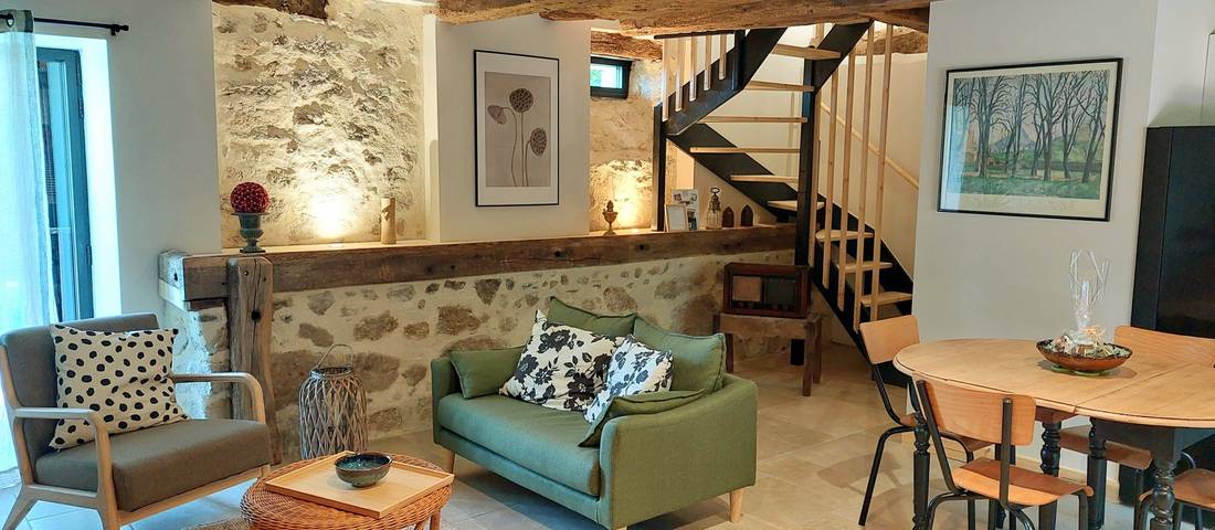 Gîte pour 4 personnes, avec terrasse ainsi que piscine et jardin