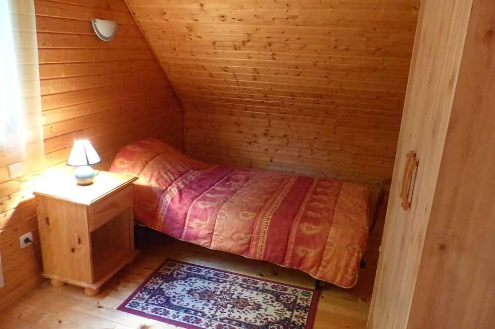 Chalet  6 personnes.Ombragé l'été. Animaux acceptés.Parking privatif ombragé. in Neussargues-Moissac, Région de Saint-Flour