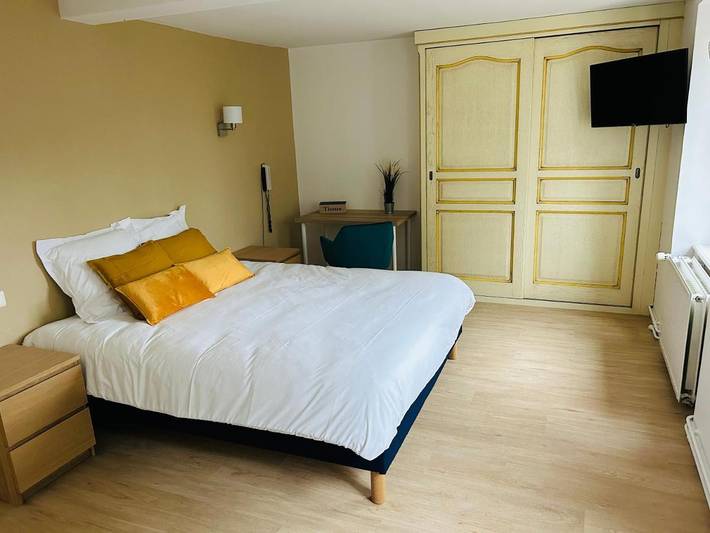 Hôtel pour 2 personnes, avec terrasse ainsi que jardin et piscine, animaux acceptés à Jas - 2