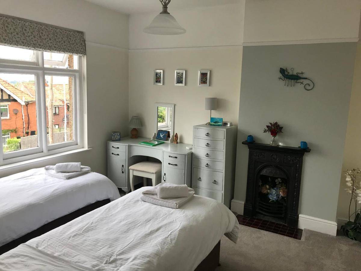 Rie's Retreat - The Emerald room in Glastonbury, Somerset