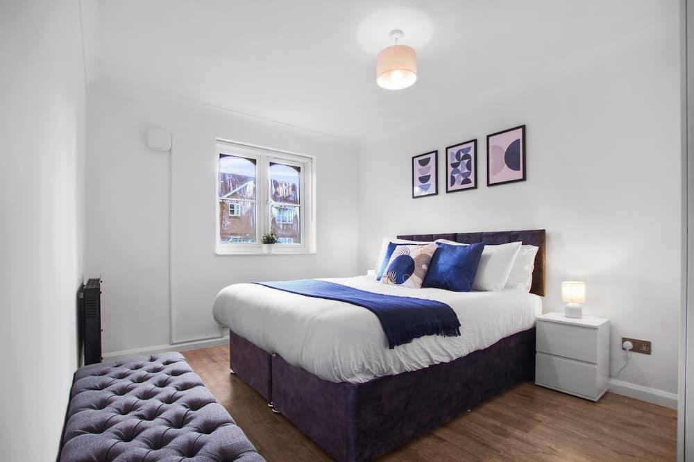 Entire apartment, Modern 2 bedroom apartment with private parking. in Slough, Berkshire