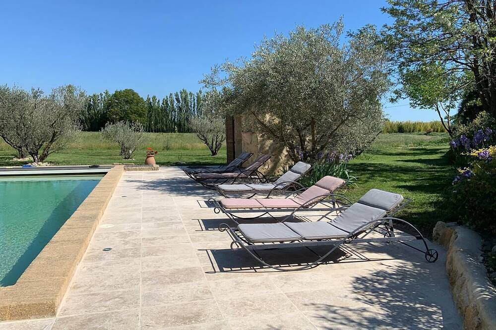 Charming apartment in restored dovecote in 18th century farmhouse with character in Villelaure, Regionaler Naturpark Luberon